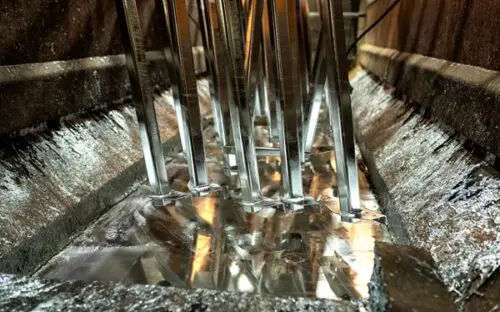 Metallic pieces of galvanized on zinc bath